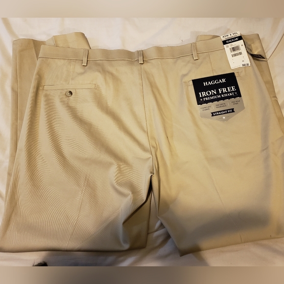 Men's Haggar® Iron Free Premium Khaki™ Classic-Fit Pleat Front Hidden Comfort Wa - Picture 4 of 8